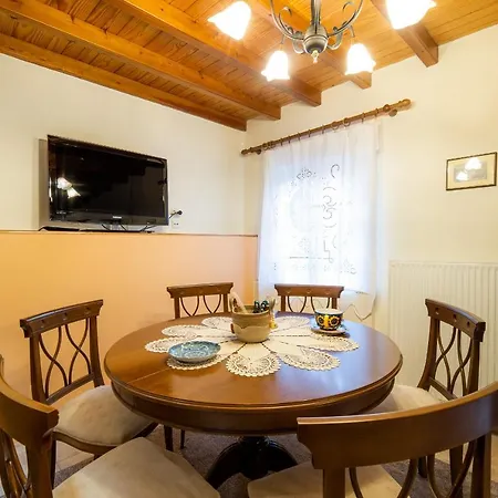 Chrysanthe Traditional Pelion House *